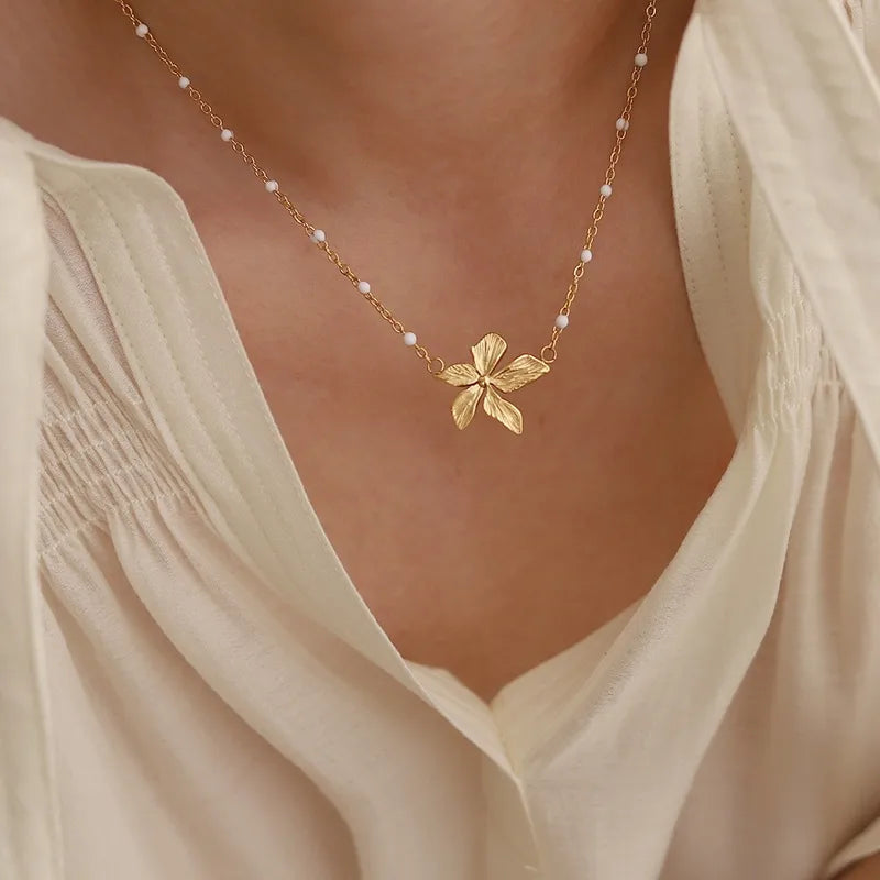 18K Gold Flower Pendant Necklace