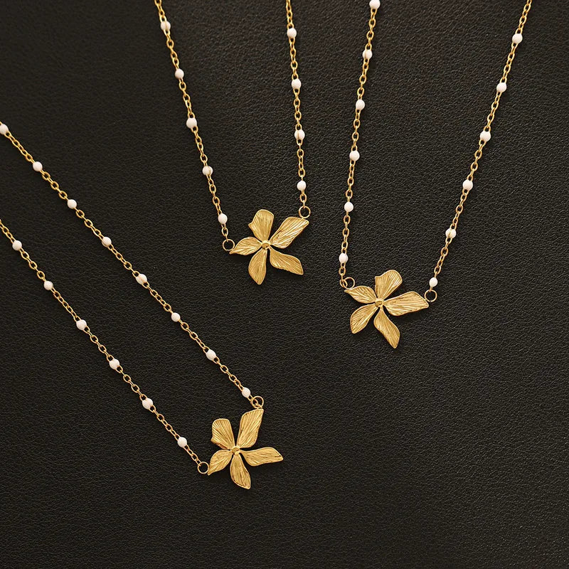 18K Gold Flower Pendant Necklace